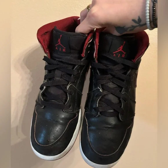 Air Jordan 1 Retro Mid GS 'Black
Gym Red' - Picture 3 of 7